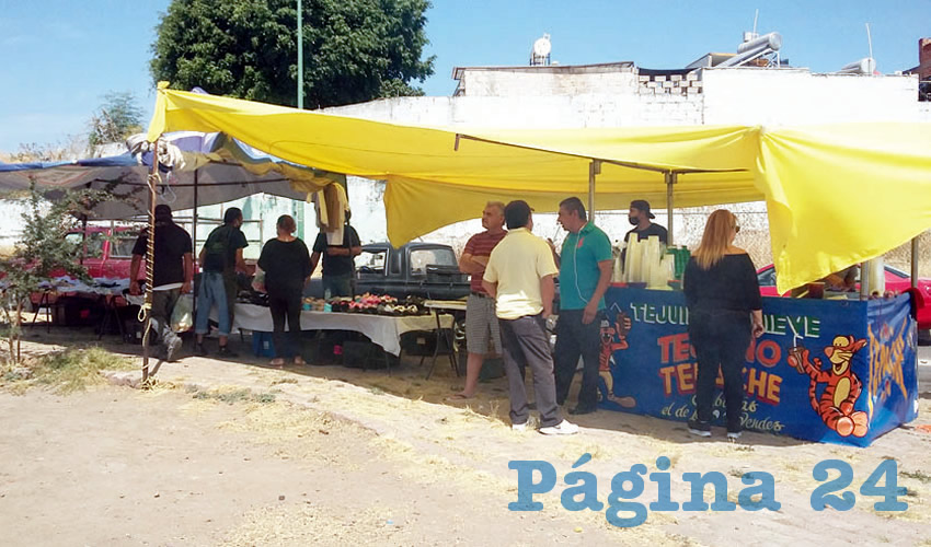 Decenas de personas cambiaron de profesión o de oficio para vender frutas, verduras y comida preparada, como una forma de ayudarse para ganar el pan, y además para poner productos de la canasta básica al alcance de la población, esto en el fraccionamiento Las Palmas, en Tonalá/Fotos: Francisco Tapia