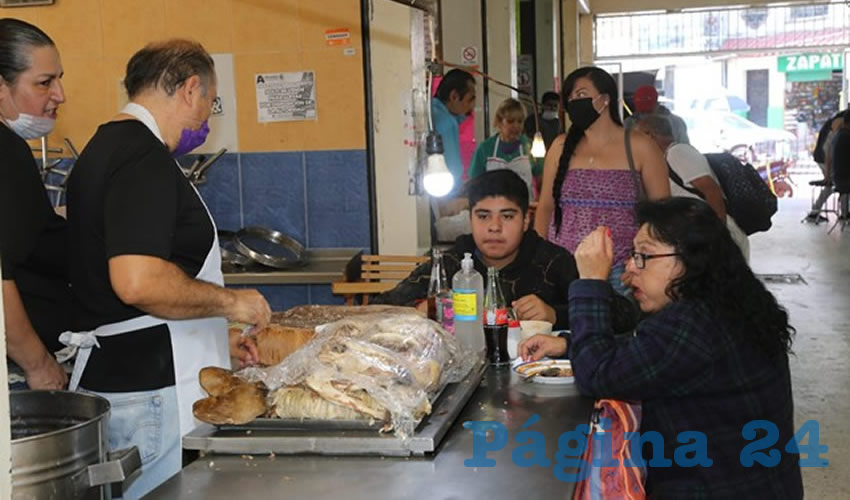 En birrieria El Lago Azul, en el mercado Juárez, desayunando una deliciosa birria