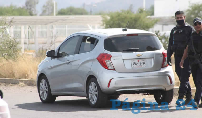 El carro en que huían los delincuentes, un Chevrolet Gris, con placas del estado de Jalisco