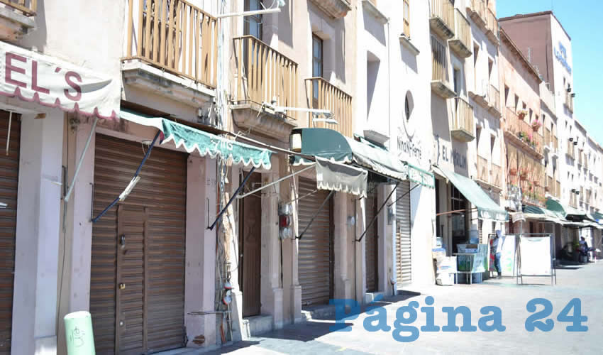 En el caso de la plaza Bicentenario, la mayoría de los locales comerciales se encuentran cerrados, algunos todavía abren por algunas horas, sobre todo en los que se venden alimentos, así como publicaciones periódicas y una farmacia; de igual forma ha disminuido el número de comerciantes ambulantes en este lugar (Foto: Merari Martínez)