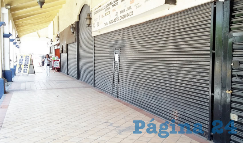 Además de que no hay clientela, los pocos locatarios han sido advertidos desde el ayuntamiento de Tlaquepaque que sólo pueden mantener abiertos sus negocios ocho horas, esto so pena de ser multados /Fotos: Francisco Tapia