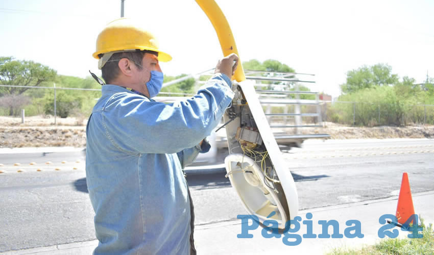 En el cruce de la avenida Aguascalientes Norte y bulevar a Zacatecas se cambió un transformador para mejorar la eficiencia en el funcionamiento de 60 luminarias