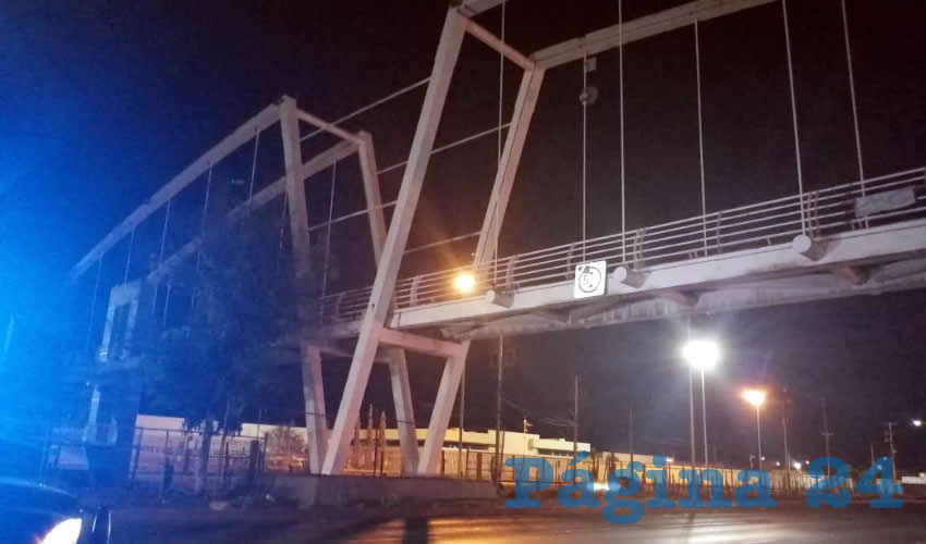 El puente peatonal situado frente a Nissan 1, el sitio en donde una f&eacute;mina intentaba acabar con su vida