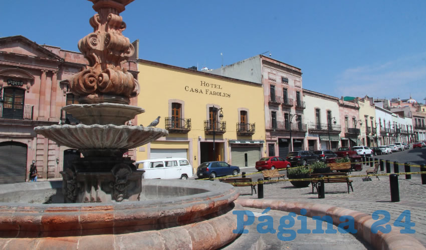 Como sucedió con el reciente cierre de la pequeña plaza que está ubicada a un costado de la Fuente de los Faroles, en la que están colocadas cincos bancas, para que zacatecanos y turistas llegaran a este espacio a distraerse (Foto Rocío Castro Alvarado)