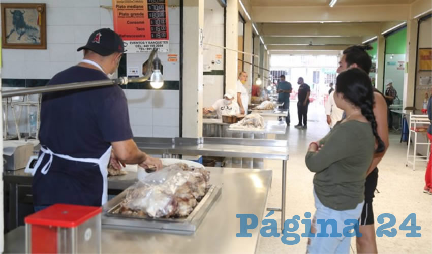 En Birriería Serna, en el mercado Juárez, venden rica birria para llevar a casa y desayunar en familia