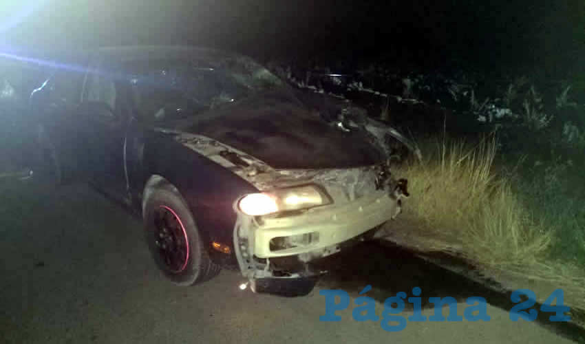 El carro Nissan Altima se estrell&oacute; en su parte frontal derecha contra la motocicleta Italika
