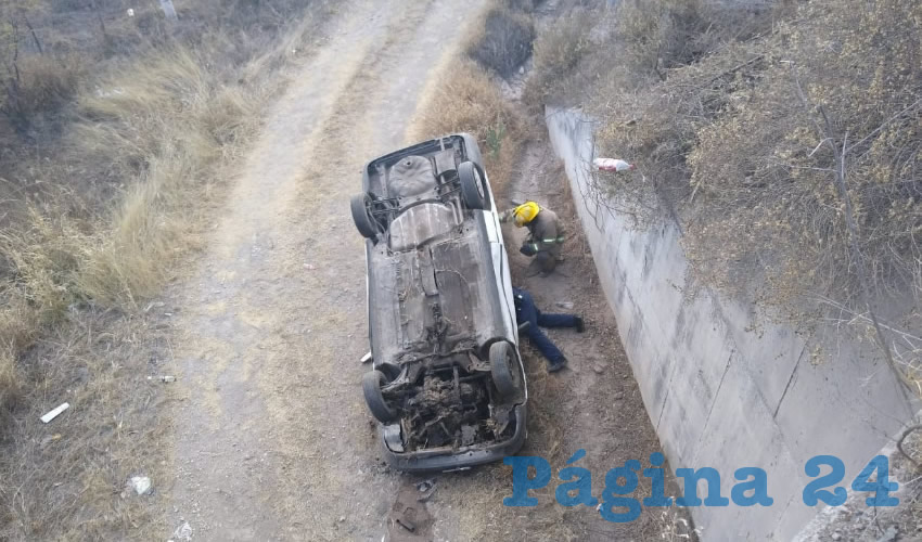 En el libramiento a Calvillo, este vehículo Nissan Tsuru cayó en un barranco, muriendo aplastado el conductor