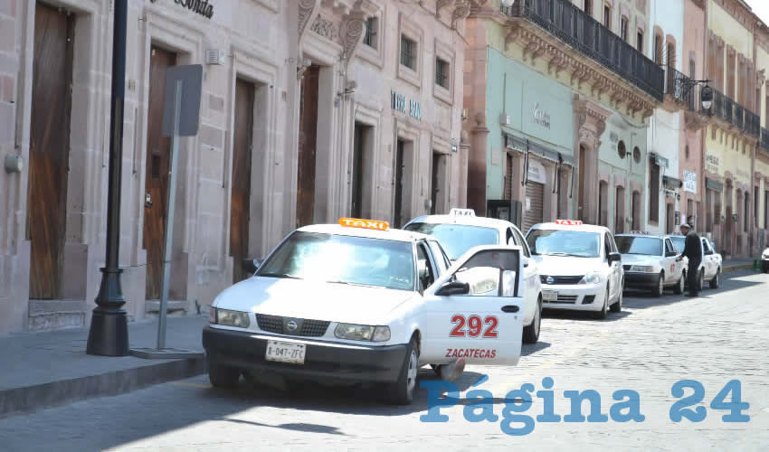 Ya sea en el sitio de la Plazuela de Vivac, a un costado de la Catedral Basílica, la Plaza Bicentenario, Fuente de Faroles o el Jardín Independencia, las decenas de trabajadores del volante esperan su turno para llevar a los pocos usuarios, aunque al intensificarse las medidas de restricción a la población para que no salgan de casa, también se ha disminuido el pasaje, lo que afecta directamente a sus bolsillos y economía en general. (Foto: Merari Martínez)