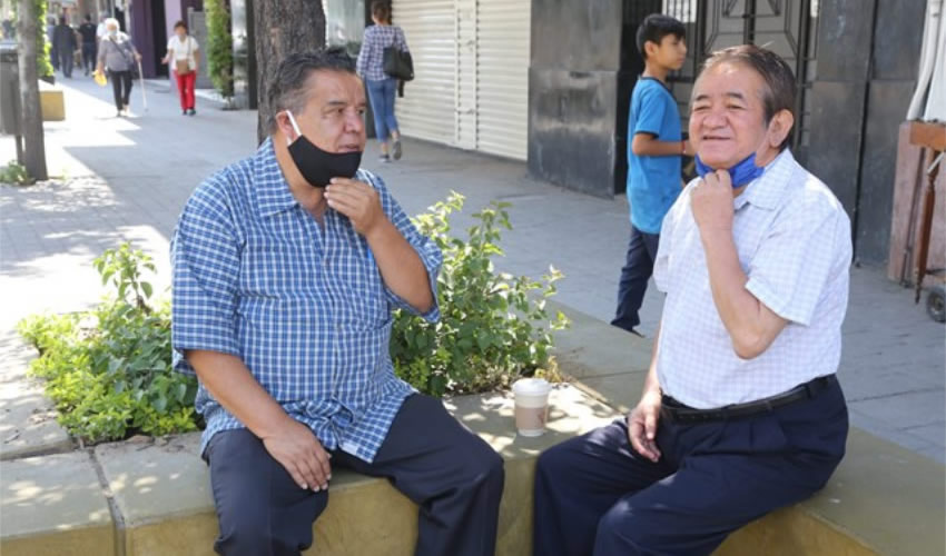 En la cafetería San Marcos, en el centro de la ciudad, departieron con un rico café Francisco Javier Flores Flores, titular de Cimientos del Magisterio; y Heriberto Bonilla Barrón