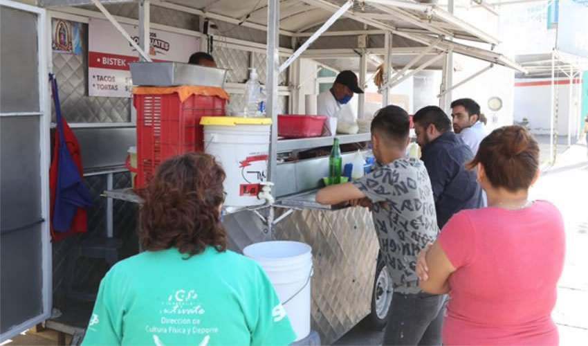 En tacos y tortas los Cuates, en Paseo de la Cruz, preparan ricos tacos de bistec y adobada para llevar a casa y disfrutarlos con la familia