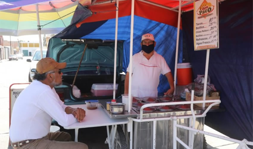 En tacos de colores Don Paco, en Héroe de Nacozari, preparan tacos para llevar a casa y desayunar en familia