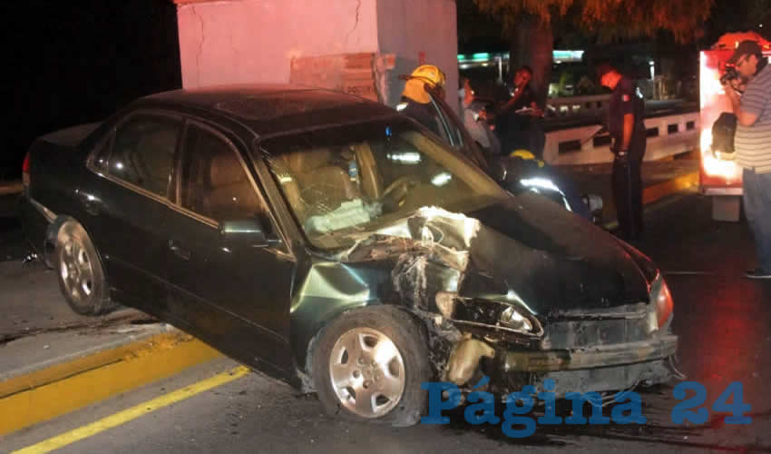 El coche Honda Accord derrib&oacute; un poste y se estamp&oacute; contra el basamento del busto de Adolfo Ruiz Cortines