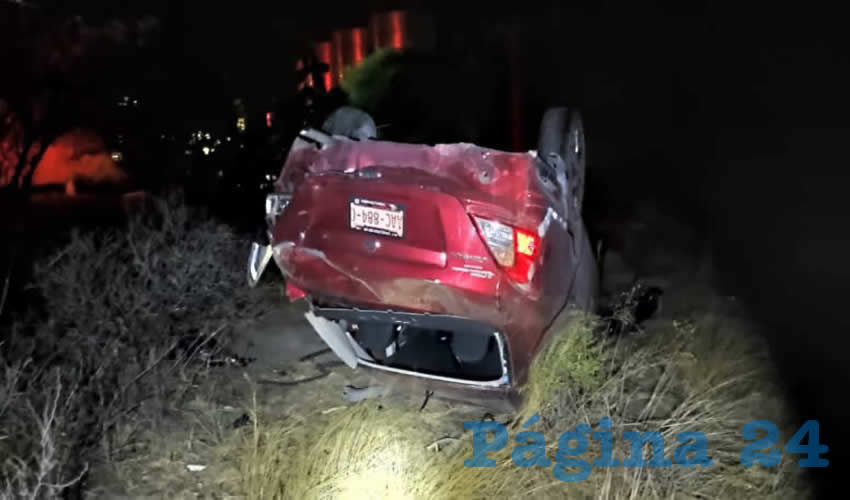 El carro Nissan Sentra salió de la carretera y se volcó, quedando sobre su toldo