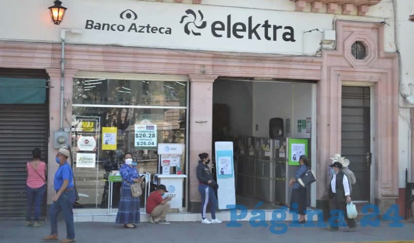 Solamente ofrecen el servicio esencial que es el bancario, que significa la recepción de remesas de las personas que mandan recursos monetarios, principalmente de la Unión Americana (Foto Merari Martínez )