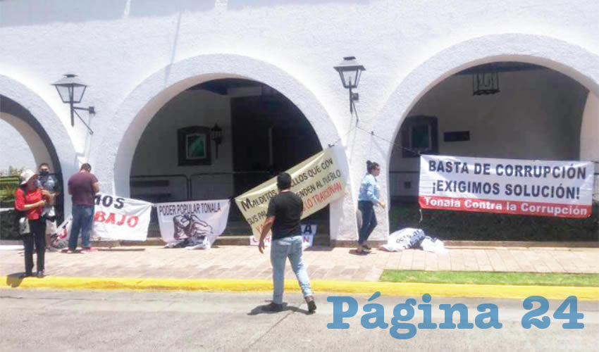“Alfaro, ojete, chinga tu madre y vete”; “Alfaro entiende, el pueblo no te quiere”; “Fuera Alfaro, fuera Alfaro”; “Alfaro, entiende, el pueblo no se vende”, fueron las consignas que gritaron los inconformes que protestaron afuera de Casa Jalisco para que exigir se les permita reanudar sus actividades comerciales, suspendidas por la emergencia sanitaria provocada por el COVID-19/Fotos: Francisco Tapia