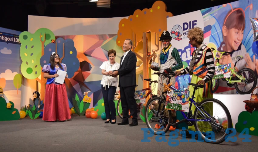 La conductora Jois Sánchez interpretó varias canciones del gusto del público infantil, contando con la participación del payaso Dandy