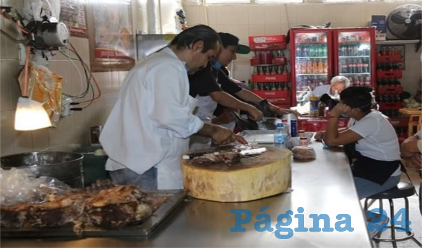 En Birriería Vázquez, en el Mercado Juárez, preparan birria para llevar a casa