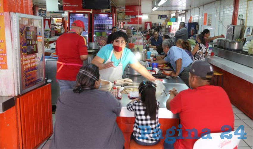 En La Mensajera, en el mercado Morelos, desayunaron barbacoa