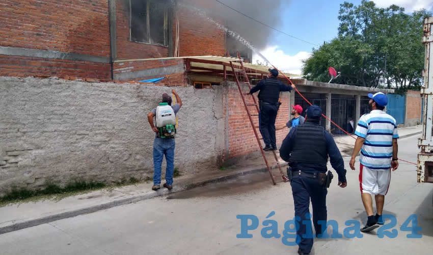 Por causas desconocidas, el fuego envolvió una casa situada en la calle Jaime Nunó, en el barrio de Abajo