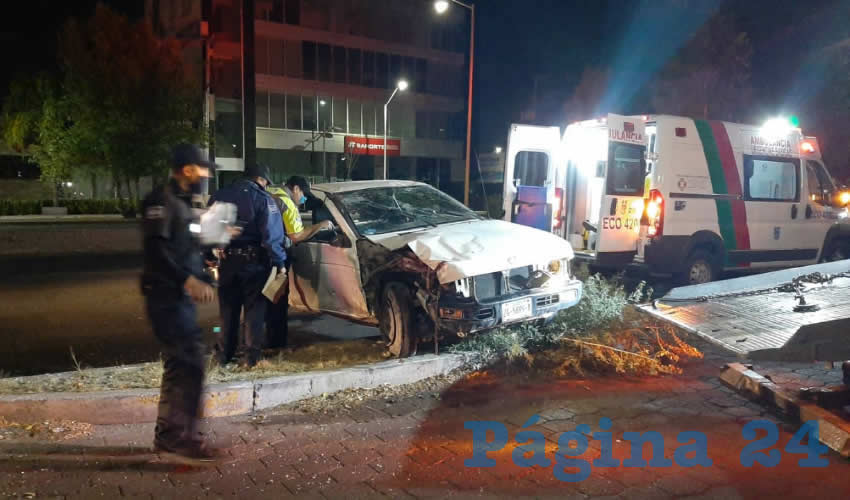 La camioneta colision&oacute; y se volc&oacute; en avenida Aguascalientes norte