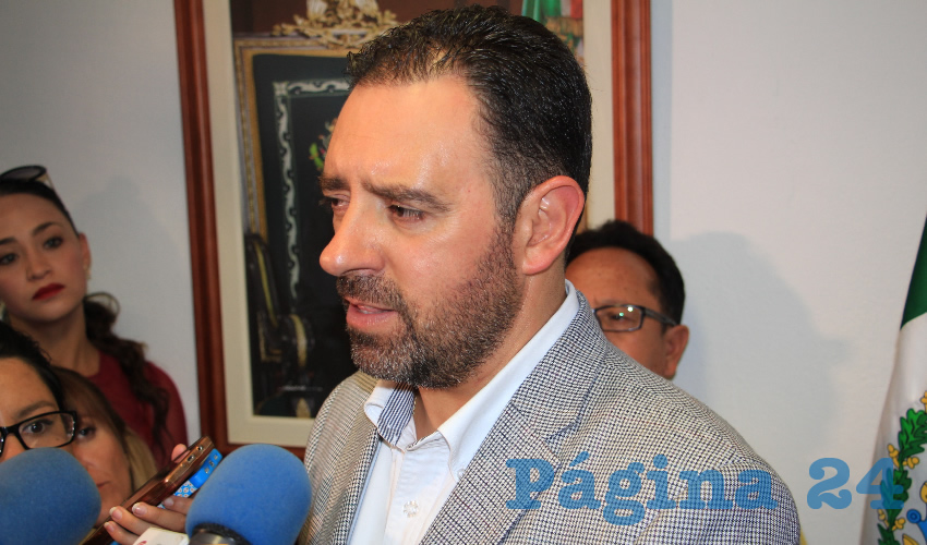 Alejandro Tello Cristerna, se le va el estado de las manos