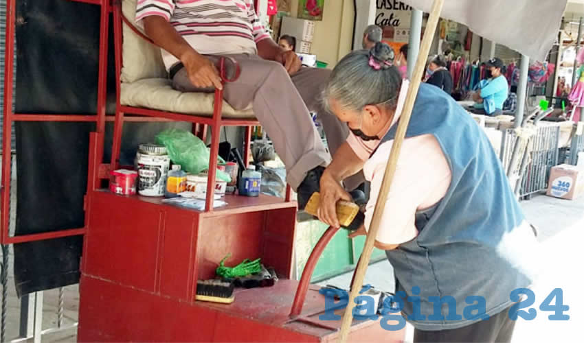 “Me ha ido mal, a veces no doy ninguna boleada, a veces hay tres, a veces soy una, pero digamos que no me gano ni 300 pesos al día”, lamentó doña Mari, que se dedica a este oficio en el centro de Tonalá/Foto: Francisco Tapia