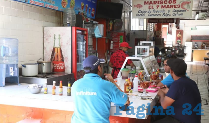 En Mariscos 7 Mares, en el mercado Morelos, piden para llevar y desayunar en casa