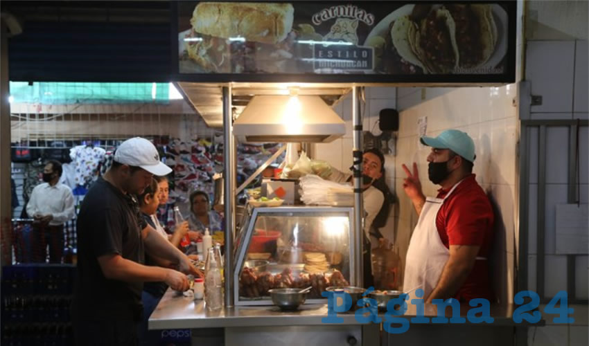 En Carnitas estilo Michoacán, en el mercado Terán, pida tacos y tortas para llevar