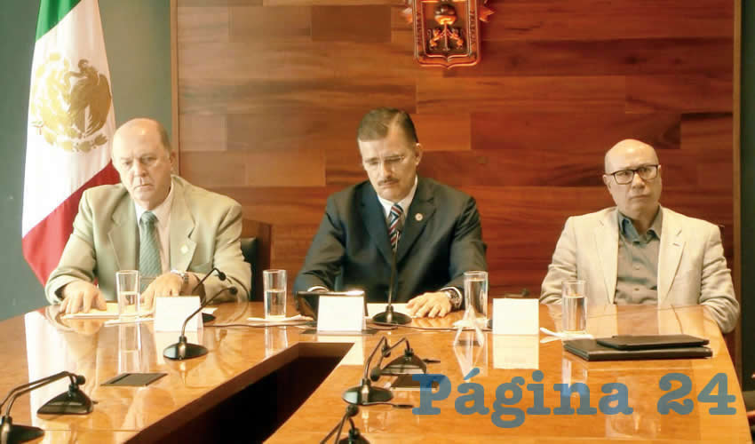 En 2018, cuando Tonatiuh Bravo Padilla (derecha) dejó inconcluso su periodo como rector general de la UdeG para ir en busca de una curul federal bajo con Movimiento Ciudadano (MC), la casa de estudios de Jalisco fue la quinta universidad pública del país con más anomalías en su ejercicio presupuestal, reveló la Auditoría Superior de la Federación/Foto: Archivo Página 24
