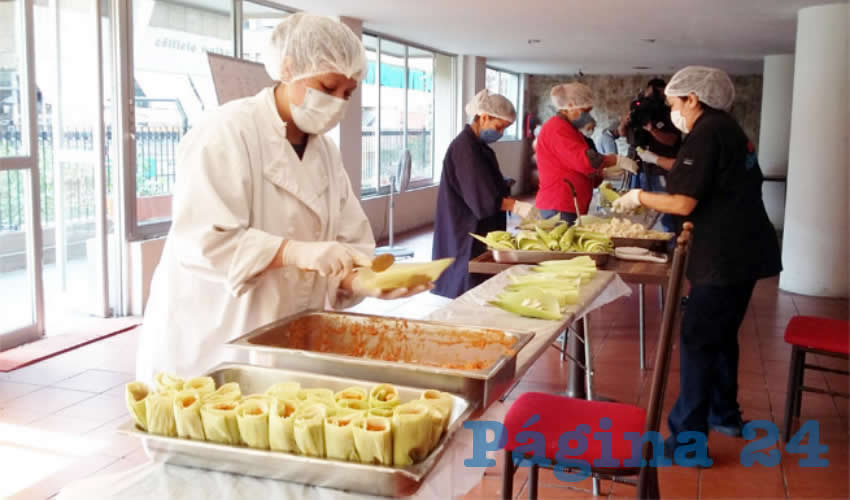 “Como no podemos rentar ahorita los cuartos, pues estamos haciendo tamales y de esa manera salimos adelante después de esta pandemia”, explicaron encargados del hotel Fénix, que se ha sumado al programa “Aquí no truena nadie”, con el que se combate el hambre durante la contingencia sanitaria/ Foto: Francisco Tapia