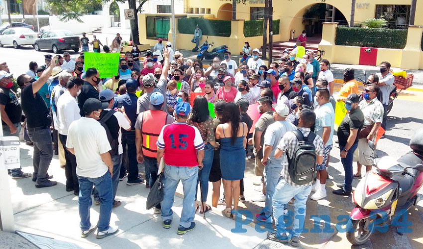 Comerciantes de diversos tianguis de Guadalajara y Zapopan acudieron a la sede de la CEDHJ para quejarse de la imposición de Enrique Alfaro para prohibirles ejercer su oficio, ya que al momento no pueden trabajar, ni tampoco han recibido apoyo de las autoridades, ese del que tanto se llena la boca el gobernador/Foto: Francisco Tapia