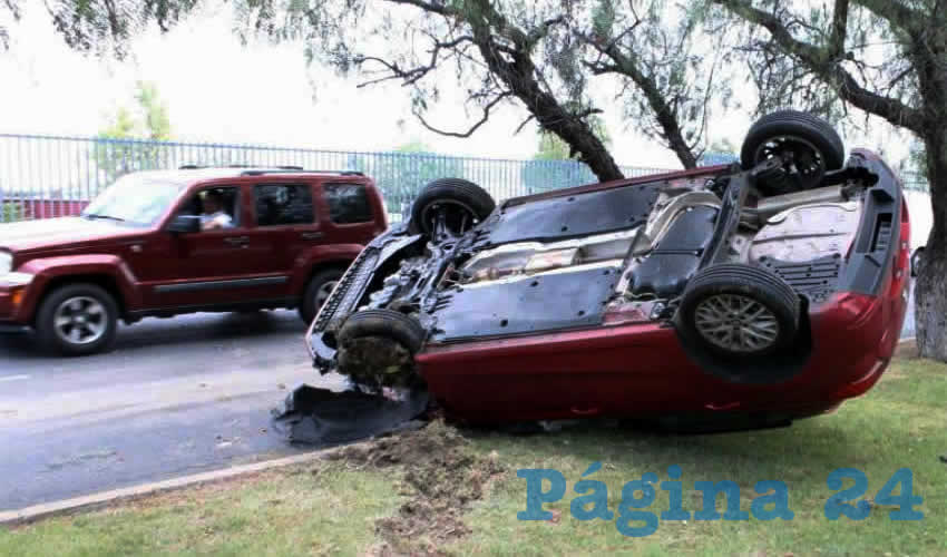 En la curva de la UAA, se accidentó José Armando “N” “N”, de 31 años de edad, que manejaba el automóvil Seat rojo, modelo 2020, con permiso para circular sin placas