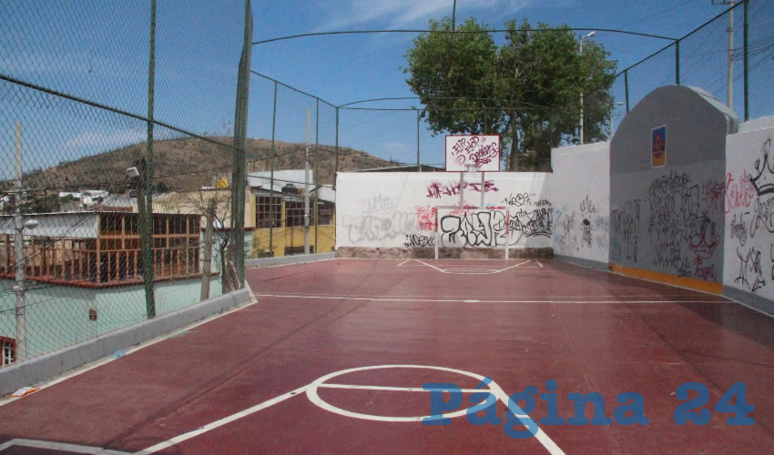 Canchas de futbol, basquetbol y beisbol ubicadas en las colonias, centros deportivos y unidades deportivas, así como las albercas públicas de Zacatecas, lucen cerradas ante la crisis de salud que se vive en estado y en todo el mundo (Foto Rocío Castro Alvarado)
