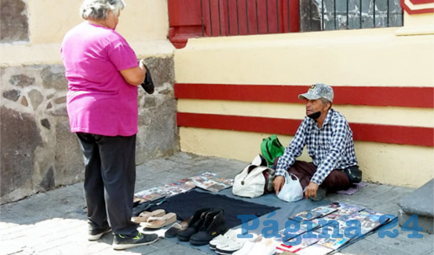 Alfredo Ortega, un hombre de 65 años, dijo que aunque está prohibido vender productos no esenciales y consciente de que podría ser multado por los inspectores, tiene que salir a vender pues de otra manera no podrá comer, ya que no pudo acceder a los apoyos del gobierno/Foto: Francisco Tapia