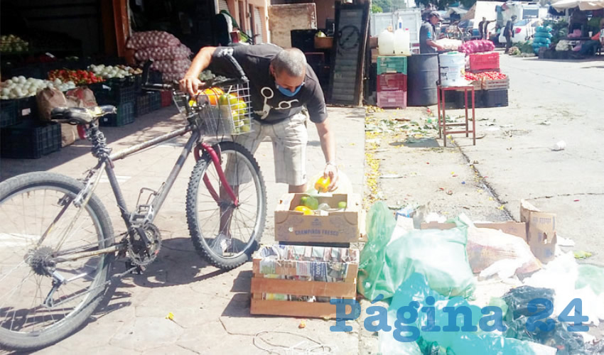 “Vengo aquí cada día a pedir apoyo aquí al mercado, pero antes de eso pues veo si puedo ayudar en algo”, explicó por su parte Christian