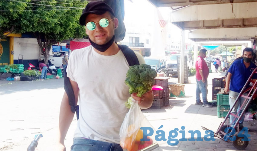 Arturo Gutiérrez, mecánico de oficio, se quedó sin trabajo por la crisis del coronavirus; nadie lo contrata, por lo que debe recoger frutas y verduras de la basura, porque sí o sí tiene que llevar de comer a su casa /Fotos: Francisco Tapia