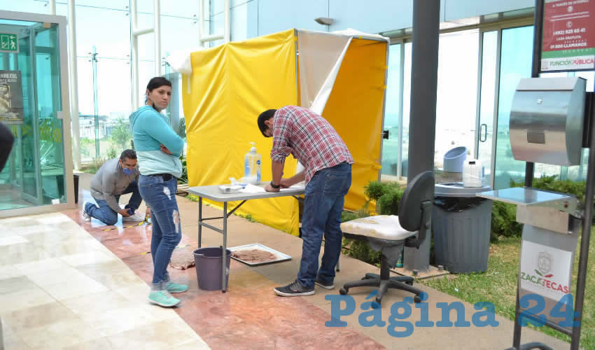 En la Fiscalía General de Justicia del Estado de Zacatecas (FGJEZ) se implementa un filtro sanitario en el que los asistentes acceden por un túnel sanitizante, luego se les toma el registro y la temperatura, además se exige el uso de cubrebocas para entrar a las instalaciones, en tanto, al interior, espacios y bancas están distribuidas con la distancia recomendada (Foto: Merari Martínez)