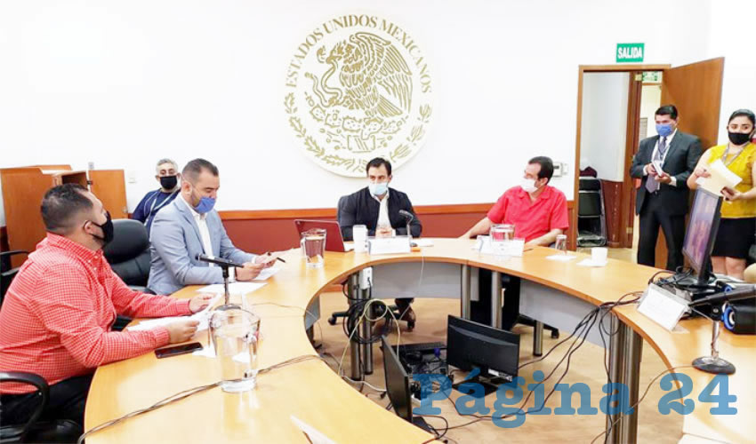 Diputados de la Comisión de Movilidad y Transporte del Congreso local aprobaron sancionar a los automovilistas que no utilicen sus luces direccionales, esto para prevenir percances viales. Sólo resta que la propuesta sea avalada por el pleno del Legislativo/Foto: Cortesía