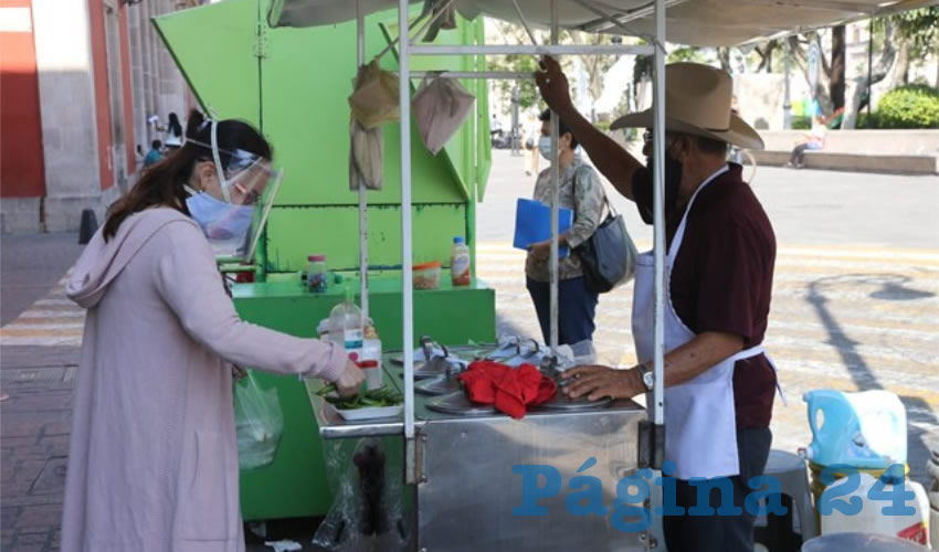 En tacos de colores Don Mauricio llevan tacos para desayunar en casa