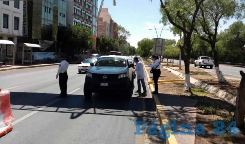 Unos filtros se ubicaron sobre el bulevar metropolitano en las cercanías de la Unidad Académica de Minas de la Benemérita Universidad Autónoma de Zacatecas (BUAZ) y otro en la vialidad García Salinas (Foto Cristo González)