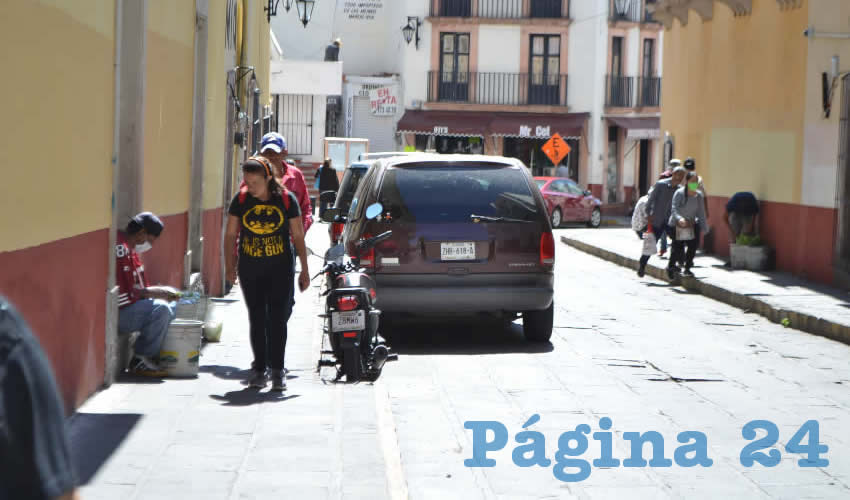 Ofrecen Productos de Temporada a los Pocos Peatones que hay en la Calle (Foto: Merari Martínez)