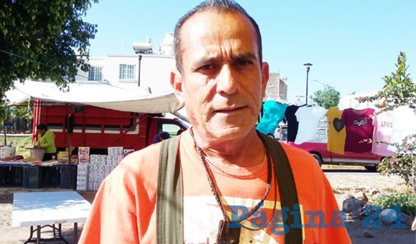 “Tenemos que trabajar a escondidas de las autoridades, porque si no nos multan”; pero es la única forma de sobrevivir en medio de la crisis, señaló Gonzalo Mercado, líder de tianguistas de la Cuna Alfarera, todo porque la venta de sus productos es considerada como “no esencial”/Fotos: Francisco Tapia