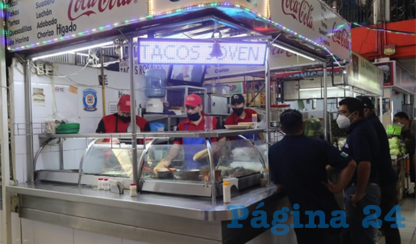 En Tacos Joven, en el mercado Terán, compran para llevar a casa y desayunar