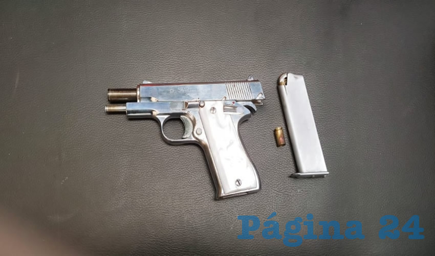 La pistola que portaba el dirigente obrero, misma que es de uso exclusivo de las Fuerzas Armadas