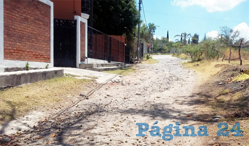 Las calles de la colonia El Vado presentan hoyancos rellenados con escombro; en otras partes la cosa es aún peor, pues la rúa no se distingue de la banqueta/Fotos: Francisco Tapia