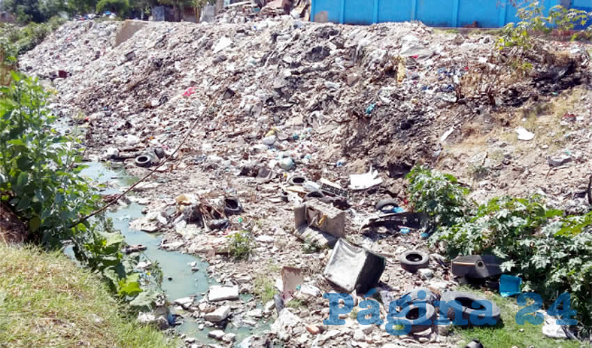 De mal en peor en la colonia 20 de Noviembre: además de que tienen un canal de aguas negras (putrefacto), tienen deficiente luz en la calle, y casi nulo patrullaje, lo que fomenta la robadera y además que la gente siga tirando sus desperdicios al canal/Foto: Francisco Tapia