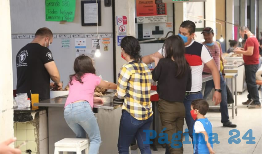 En Birriería Serna, en el mercado Juárez, hay birria para llevar a casa y disfrutarla con la familia