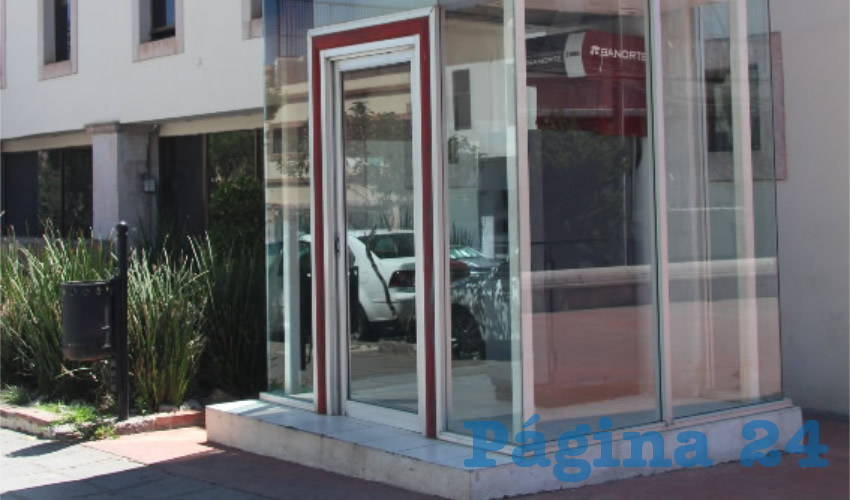 En los distintos cajeros automáticos de todas las instituciones bancarias que se encuentran en vialidades o colonias de Zacatecas o Guadalupe, es decir en ubicaciones fuera de las instalaciones de los bancos, no se observa personal desinfecten los cajeros, aun cuando el Acuerdo General de Control Sanitario establece que será una jornada permanente (Foto Rocío Castro Alvarado)