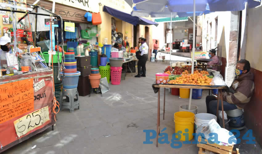 En el caso del corredor comercial entre la plaza Genaro Codina y el mercado El Laberinto, se encuentran decenas de pequeños puestos que ofrecen productos alimenticios como nopales, tunas, quesos, hasta pipián y comida para llevar; además de otros comerciantes que se colocan distintos días para vender miel o frutos de temporada, entre otros. (Foto: Merari Martínez)
