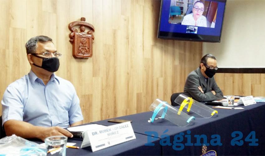 Según se dijo, las caretas se realizaban con una impresora 3D, sin embargo ante la alta demanda, se utilizan ya cortadoras láser/Foto: Francisco Tapia